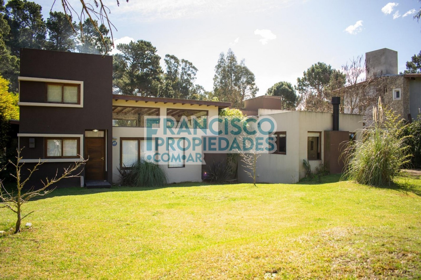 Oportunidad en Mar de las Pampas - 2 casas sobre lote en esquina