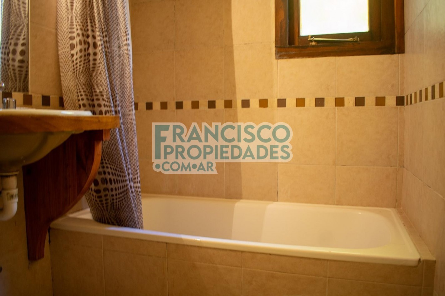 Oportunidad en Mar de las Pampas - 2 casas sobre lote en esquina