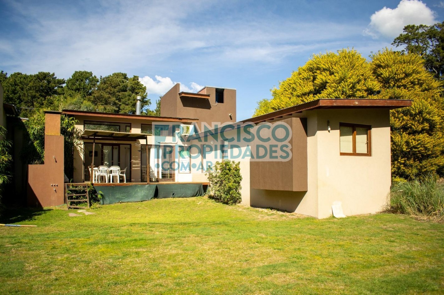 Oportunidad en Mar de las Pampas - 2 casas sobre lote en esquina