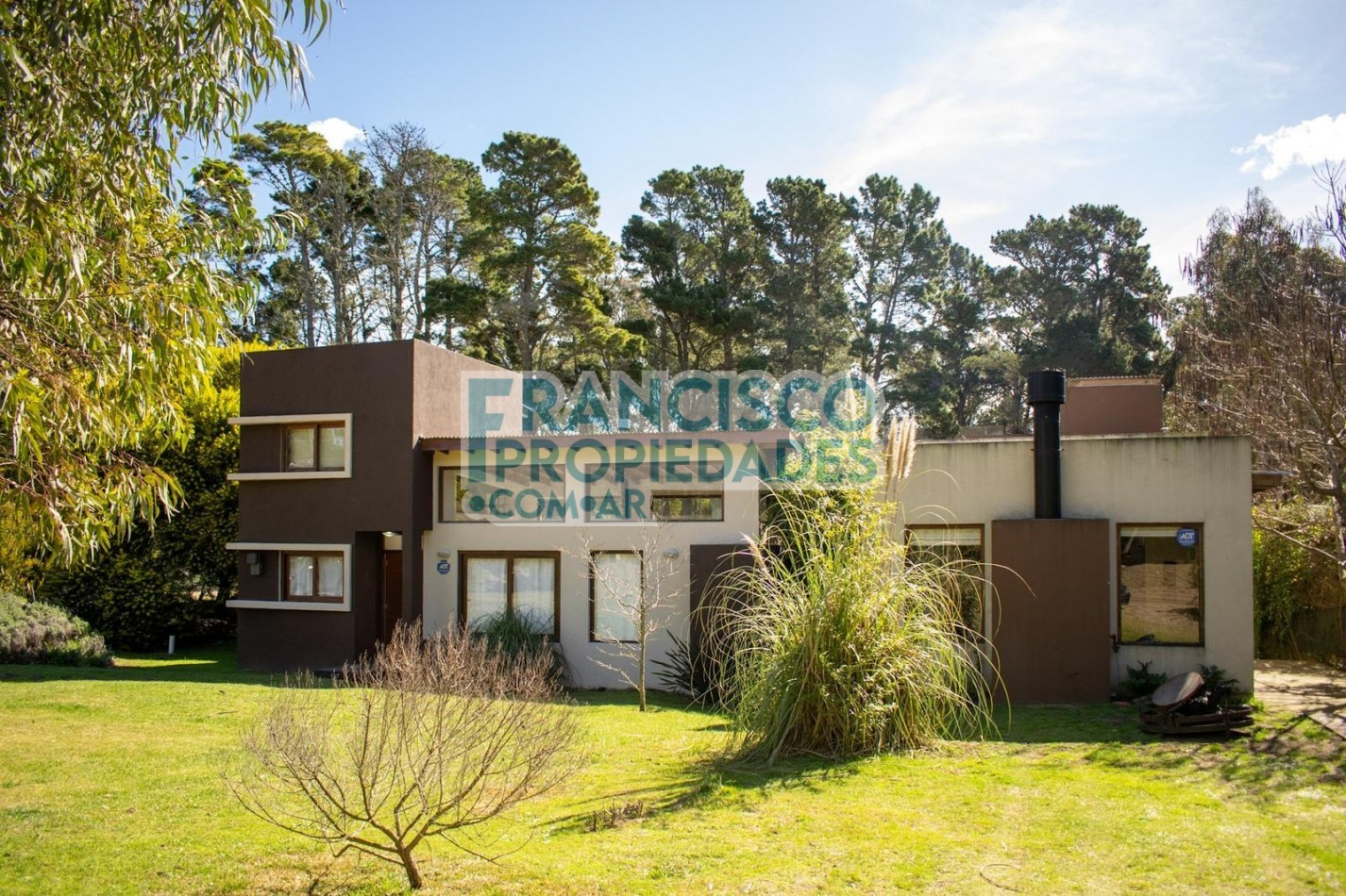 Oportunidad en Mar de las Pampas - 2 casas sobre lote en esquina