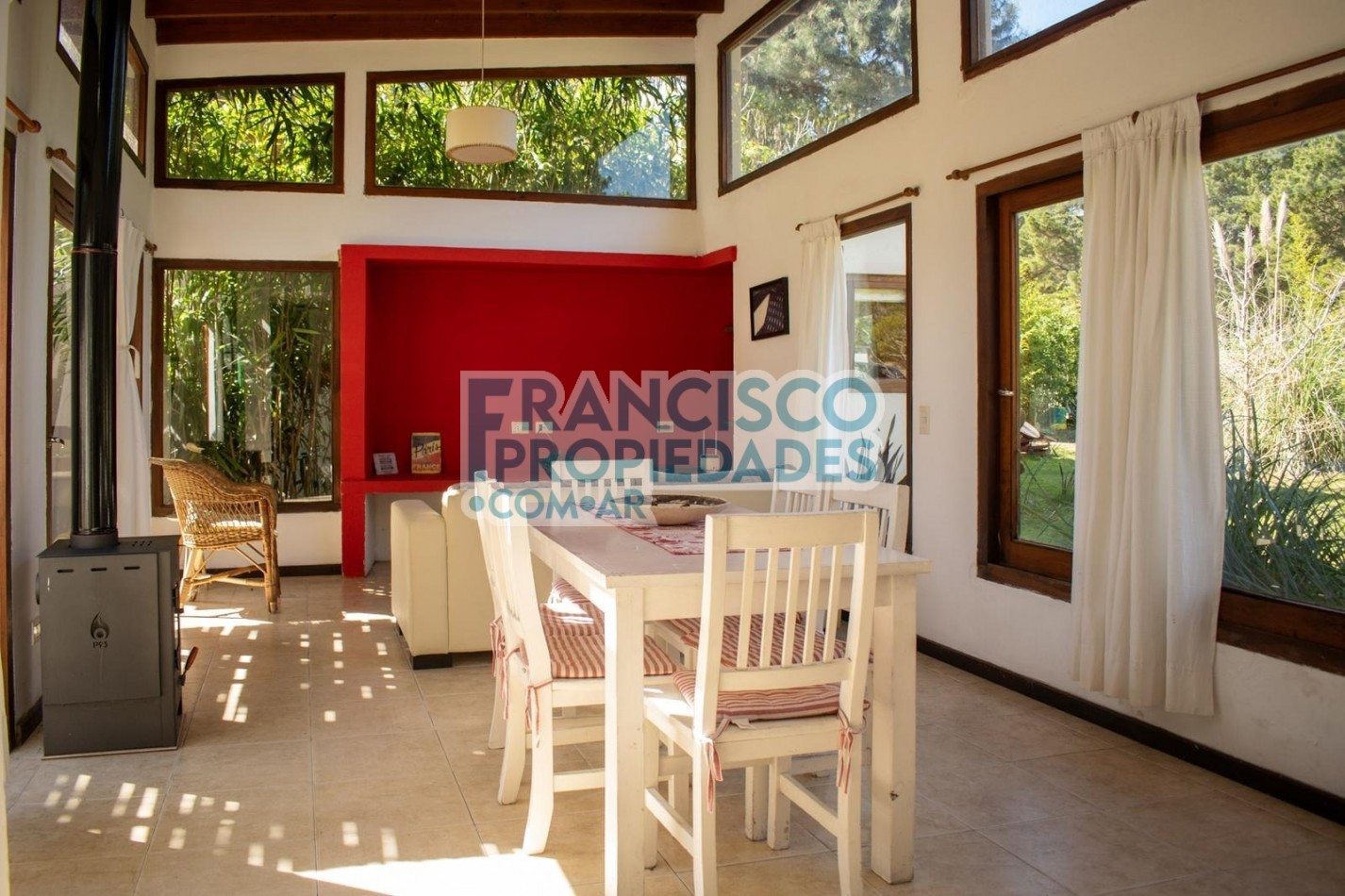 Oportunidad en Mar de las Pampas - 2 casas sobre lote en esquina