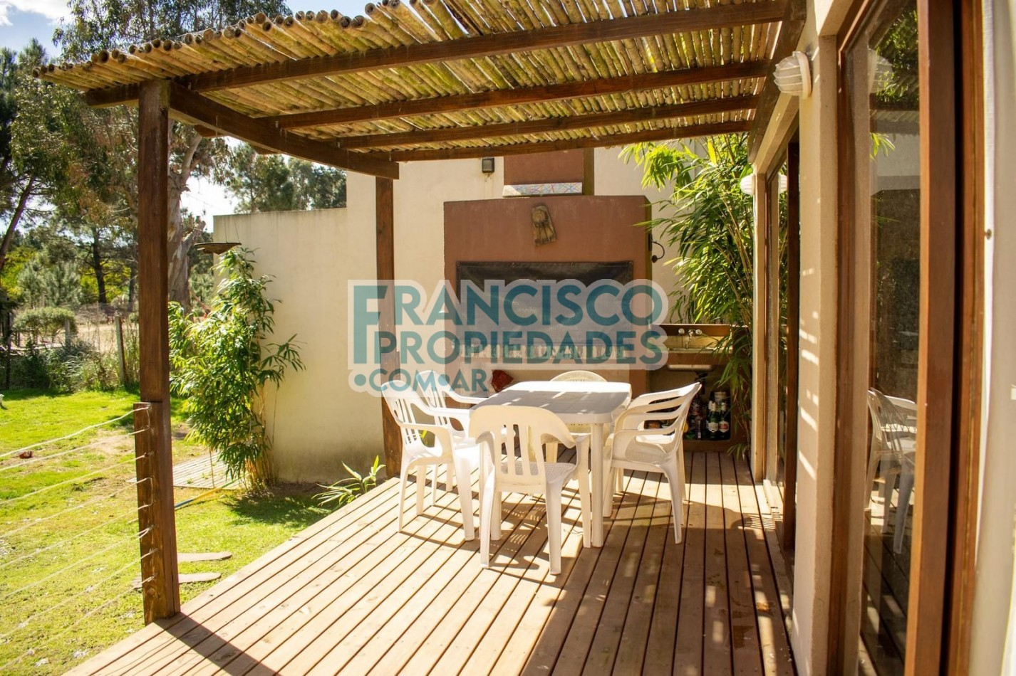 Oportunidad en Mar de las Pampas - 2 casas sobre lote en esquina