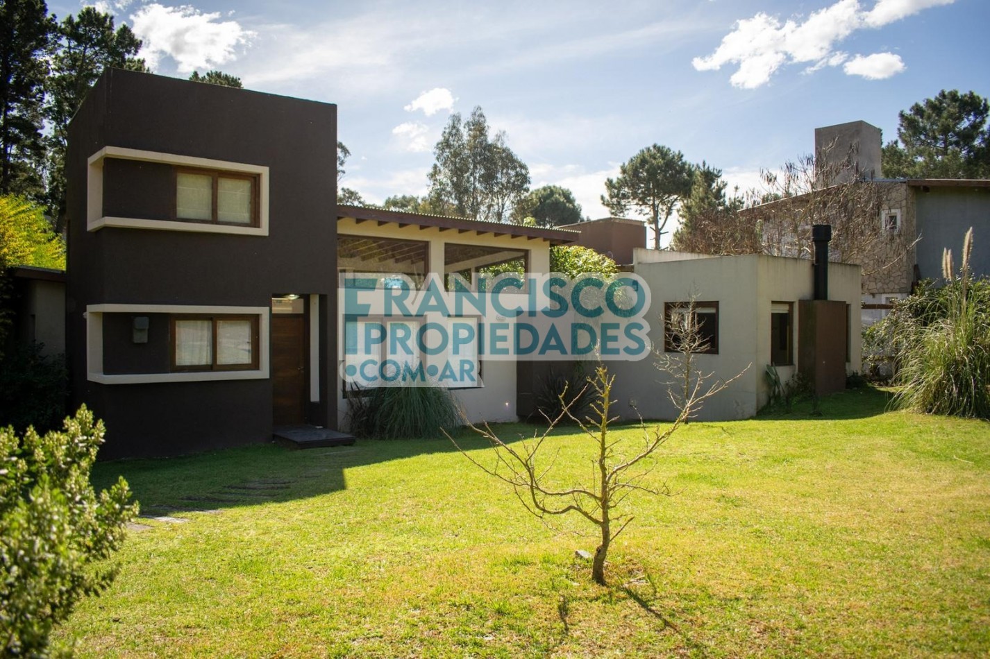 Oportunidad en Mar de las Pampas - 2 casas sobre lote en esquina