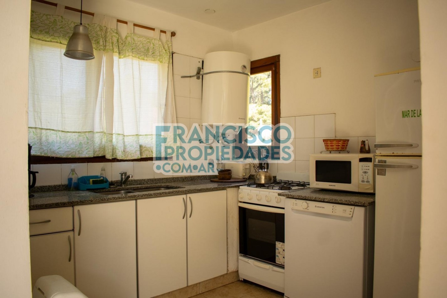 Oportunidad en Mar de las Pampas - 2 casas sobre lote en esquina