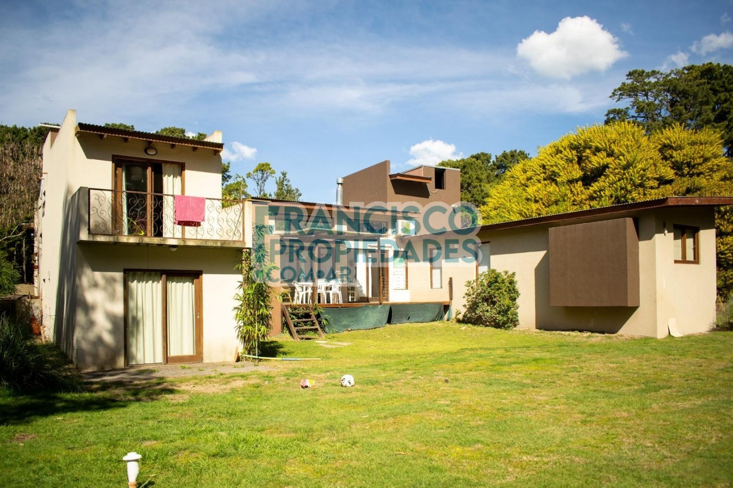 Oportunidad en Mar de las Pampas - 2 casas sobre lote en esquina